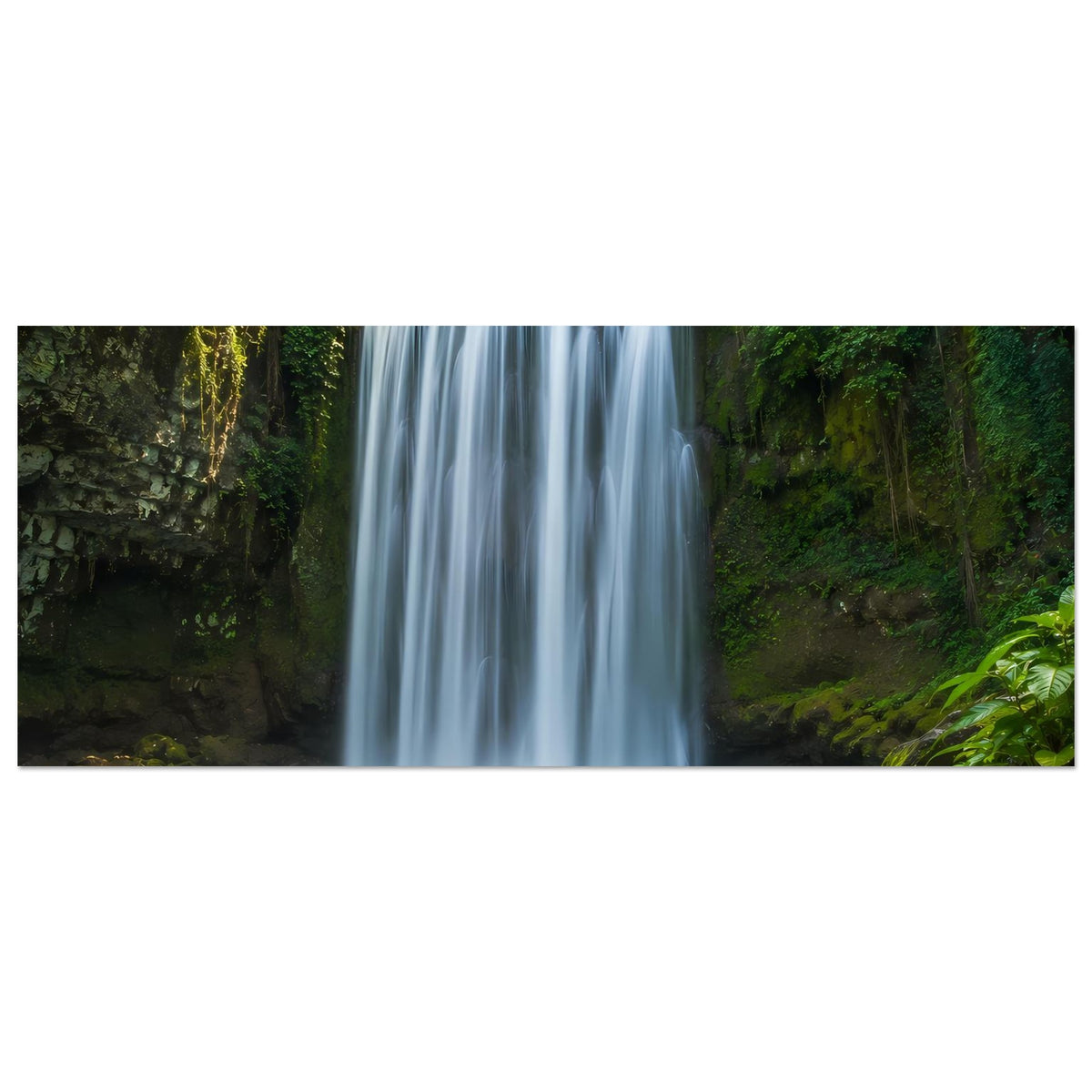 Wasserfall-Poster (Querformat): zentrierter Wasserfall, viel Grün, kaum sichtbares Ufer