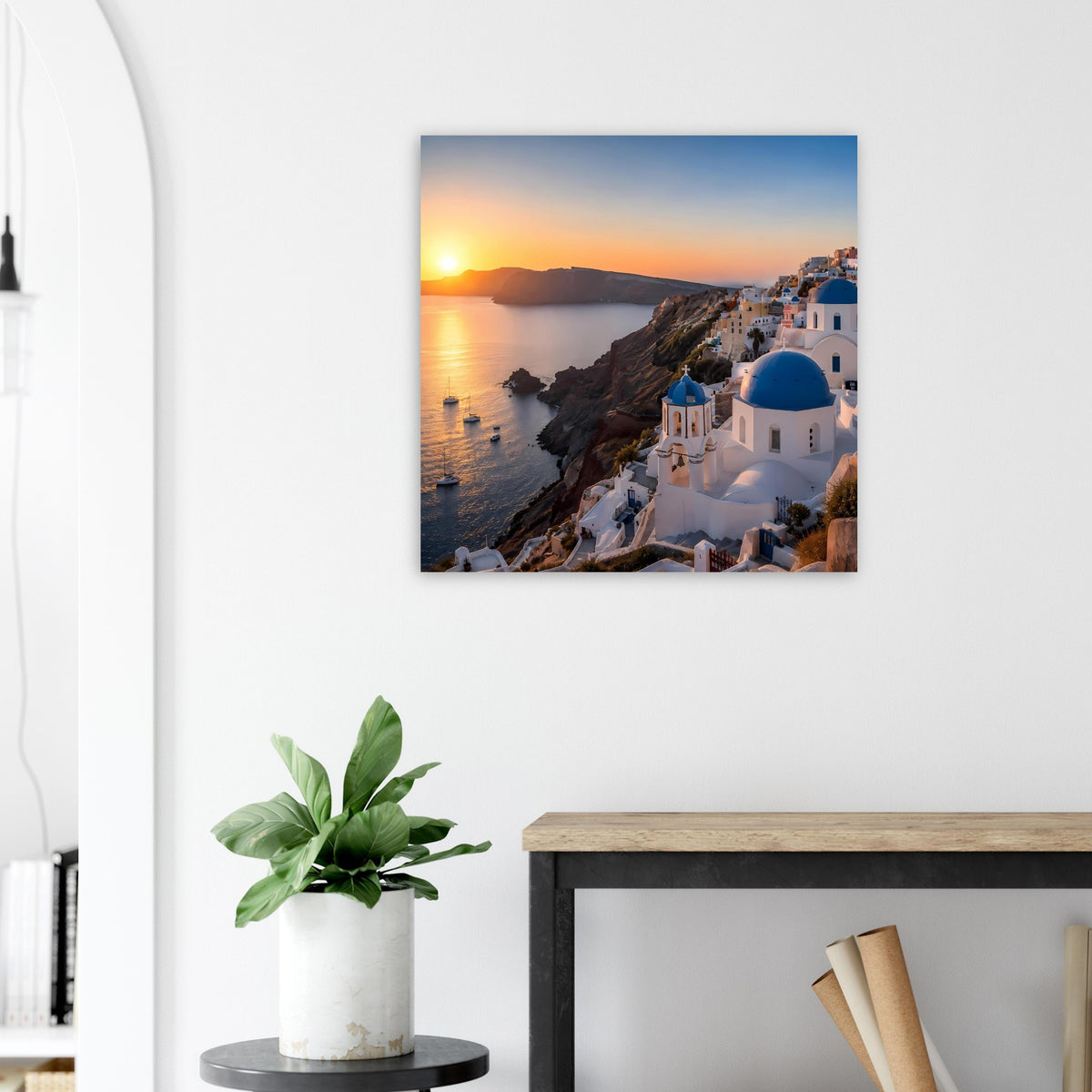Poster mit Meerblick: blaue Kirchenkuppeln und weiße Häuser im Küstenort bei Sonnenuntergang