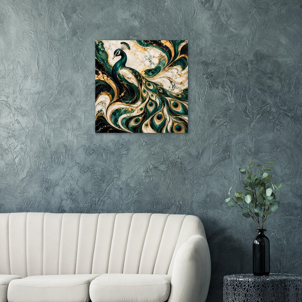 Wandposter mit Pfau-Dekor in Smaragdgrün und Gold auf strukturierter grauer Wand
