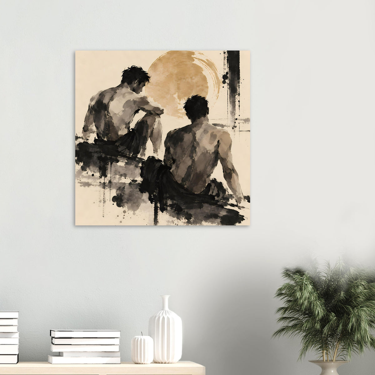 Kunstposter im Raum: zwei Männer von hinten, abstrakt in Sepiatönen mit schwarzen Spritzern