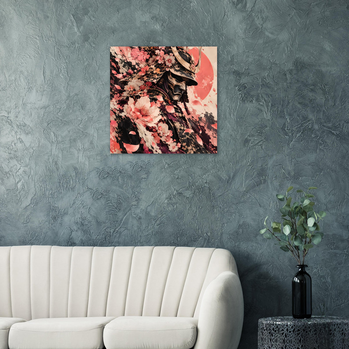 Quadratisches Poster mit Samurai und rosa Kirschblüten vor rotem Kreis auf grauer Wand