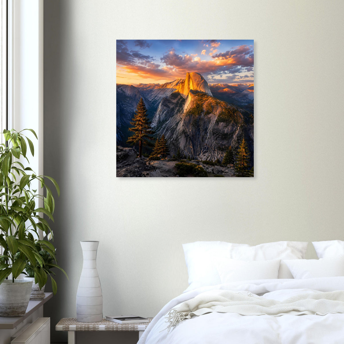 Quadratisches Poster mit Felsenberg und goldenem Licht im Sonnenuntergang