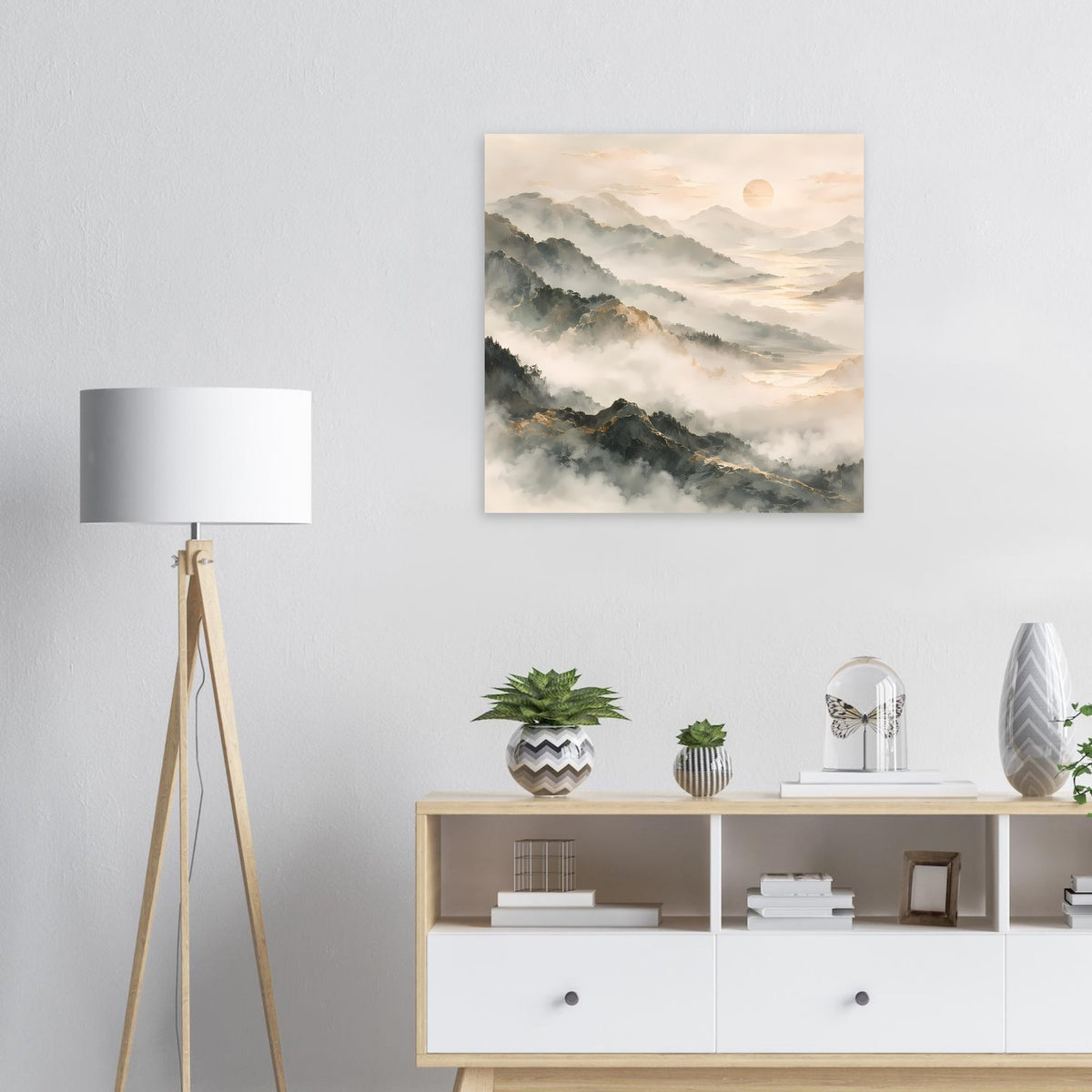 Quadratisches Poster mit nebliger Berglandschaft im sanften Gold- und Grauton