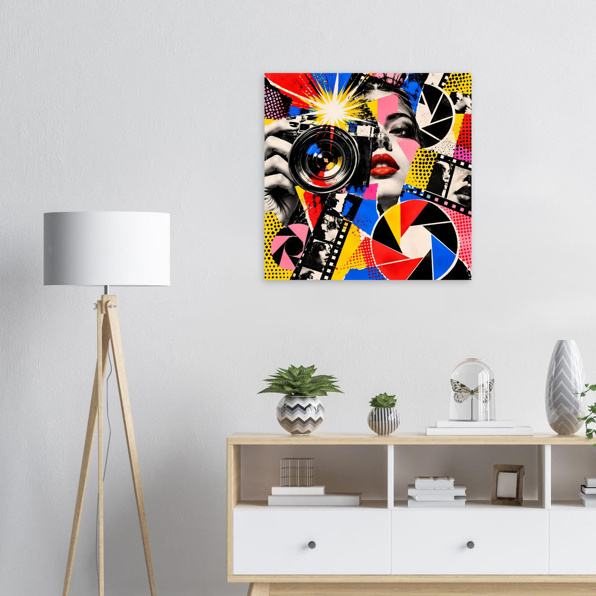 Pop-Art-Fotoposter mit Frauengesicht, Kamera und bunten Farbflächen im Comic-Stil.