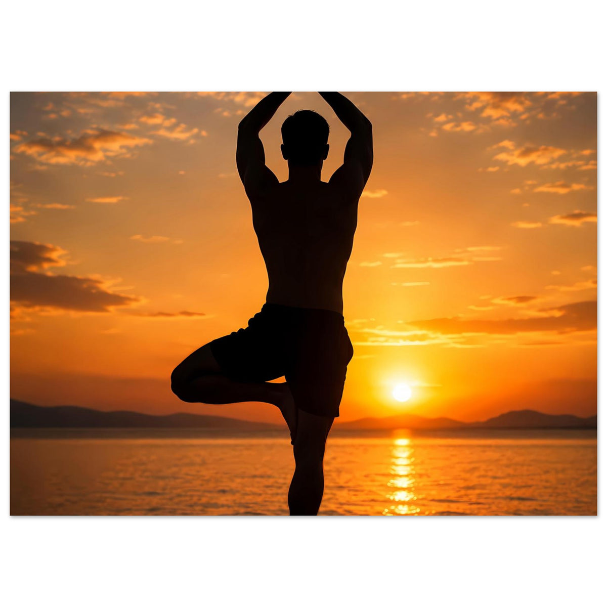 Horizontales Poster mit Yoga-Silhouette und erhobenen Armen, Abendsonne spiegelt sich im Wasser