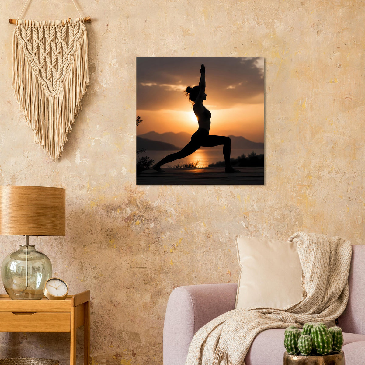 Quadratisches Yoga-Poster mit Yogahaltung als Silhouette, orange Abendhimmel über Bergen