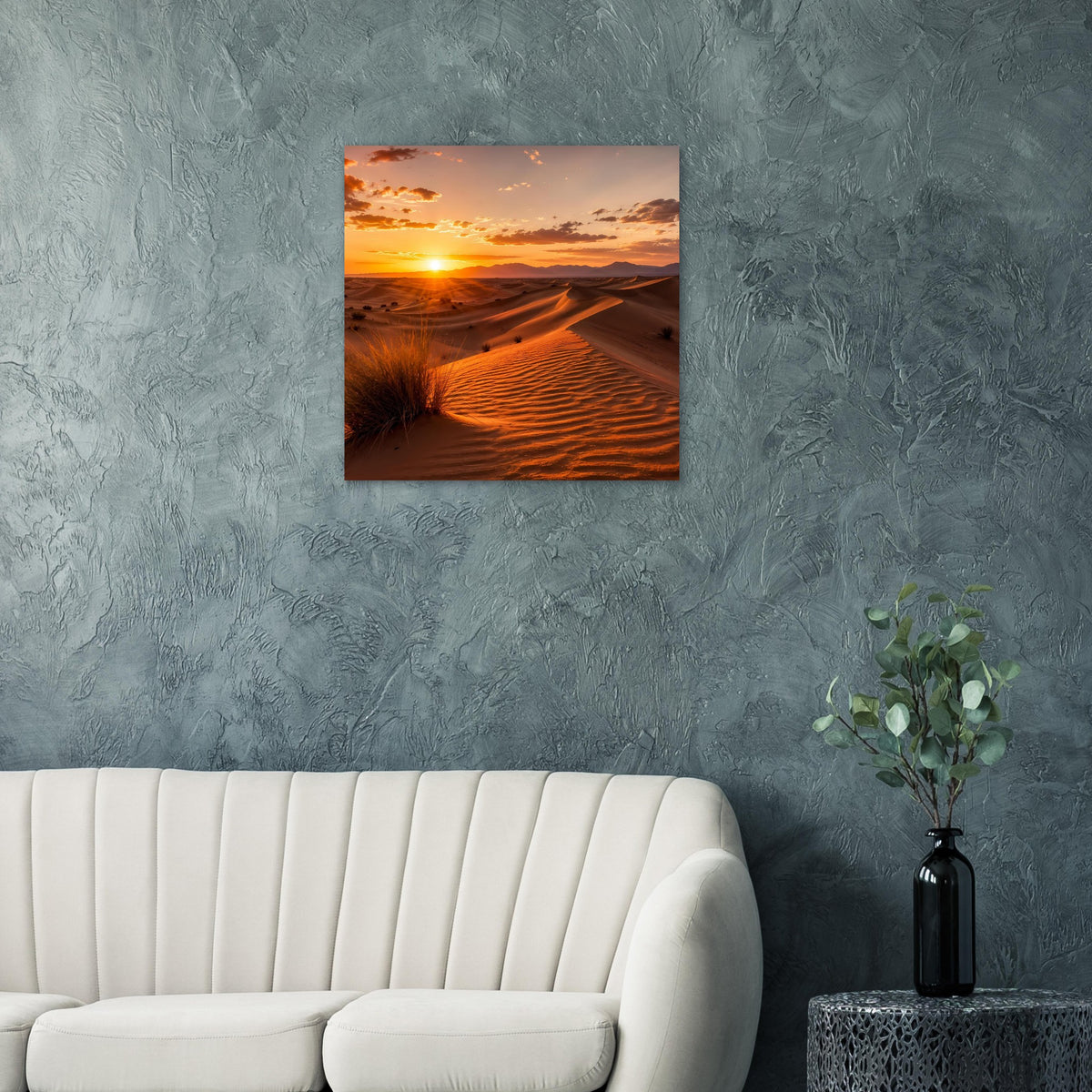 Quadratisches Wüstenposter mit Sonnenuntergang und welligen Dünen im warmen Farbton