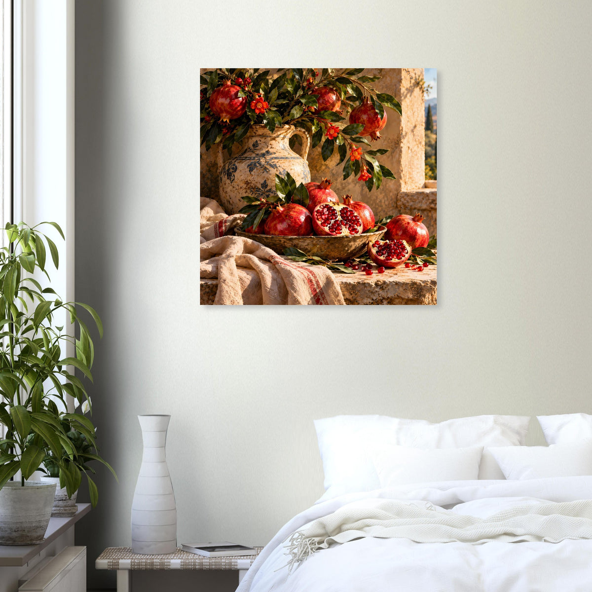 Quadratisches Poster mit Granatäpfeln und grünen Blättern an einer Keramikvase