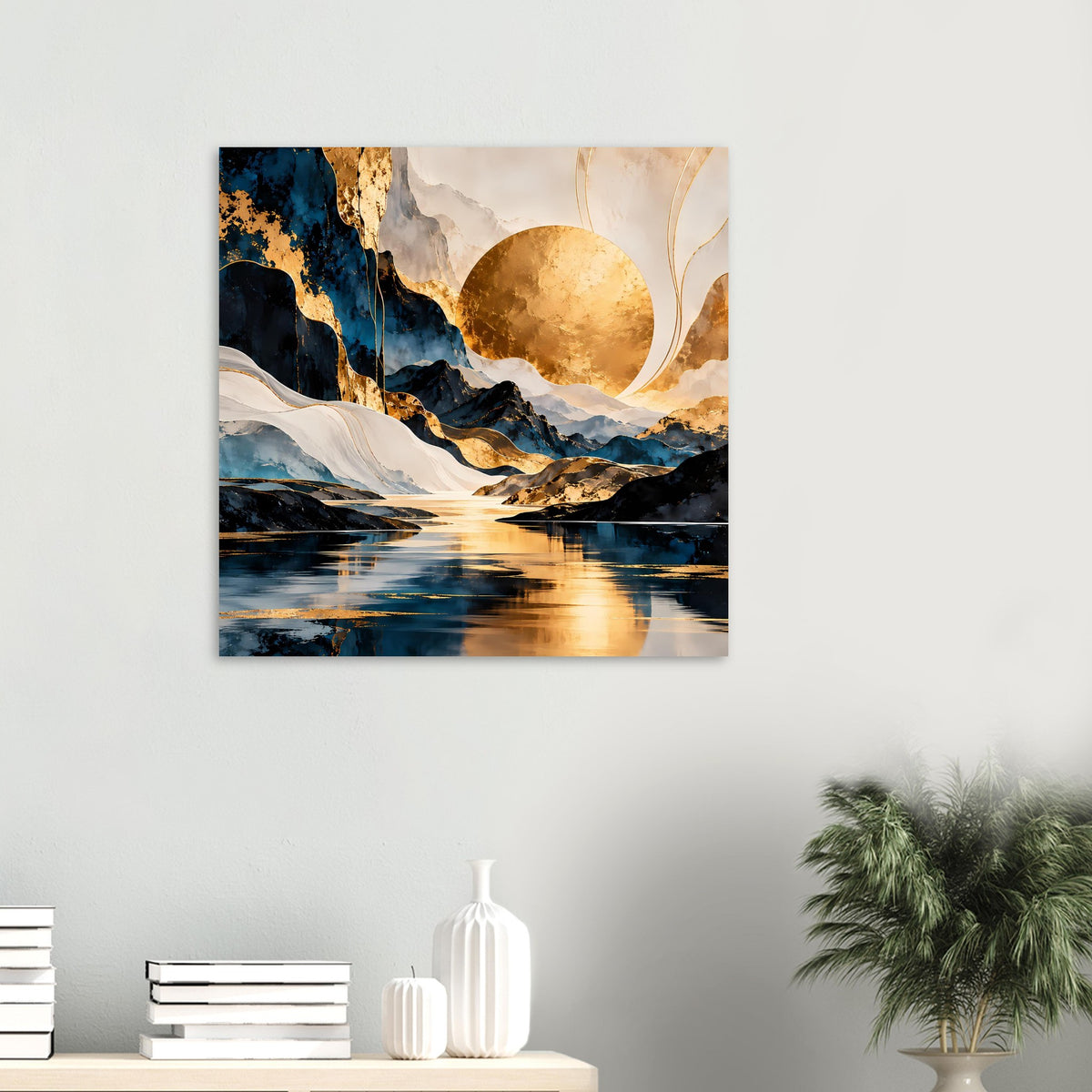 Abstraktes Kunstposter mit goldener Sonne, dunklem Gebirge, weißen Flächen und reflektierendem Wasser