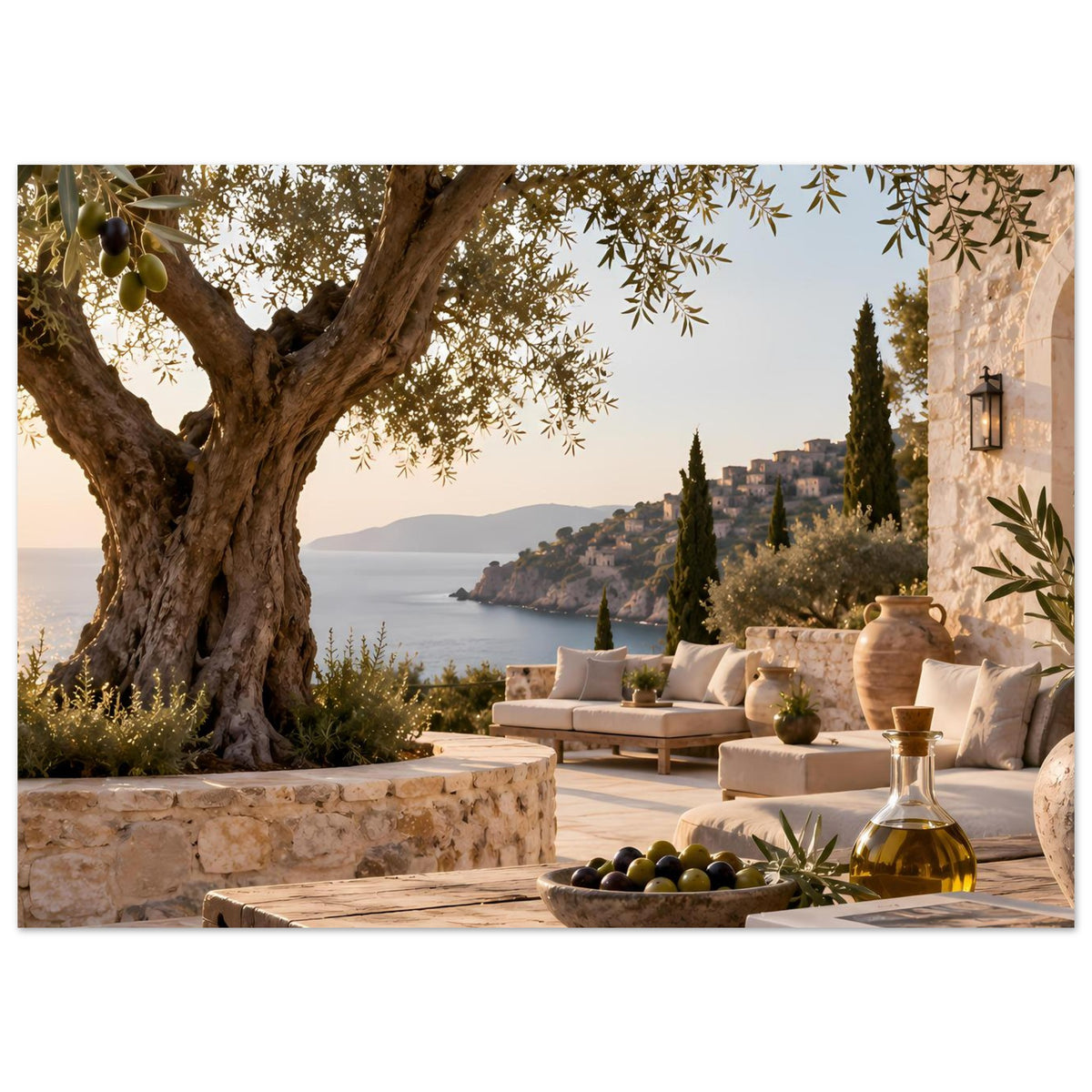 Mediterranes Poster im Querformat: Terrasse mit Olivenbaum, Meerblick und Laterne