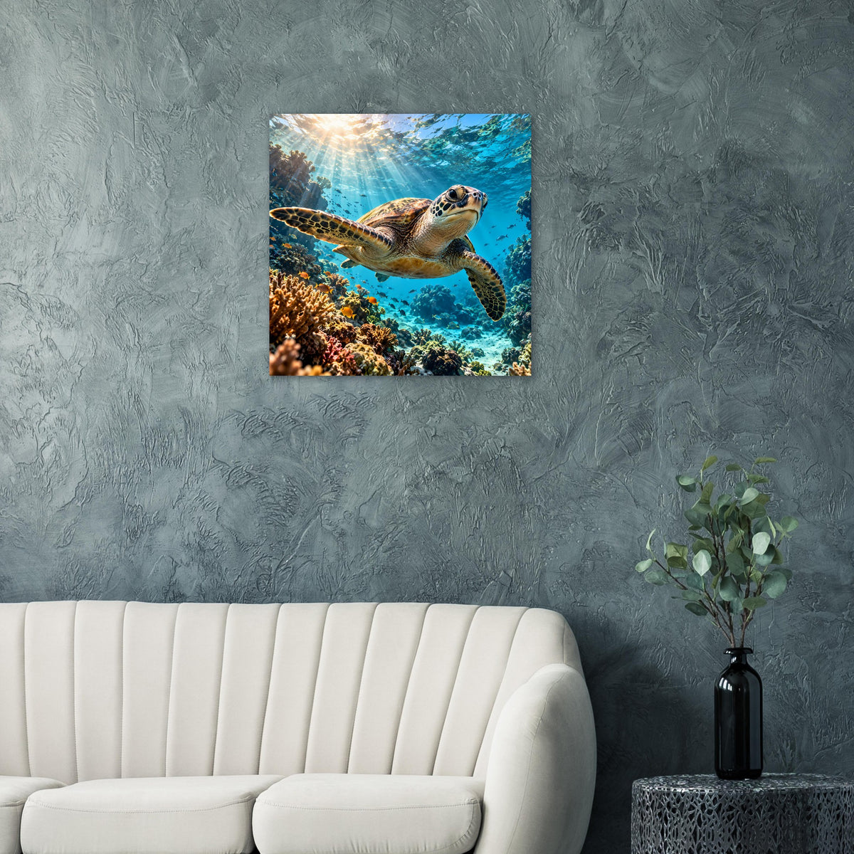 Quadratisches Poster mit Meeresschildkröte unter Wasser, klare Blautöne und Korallen