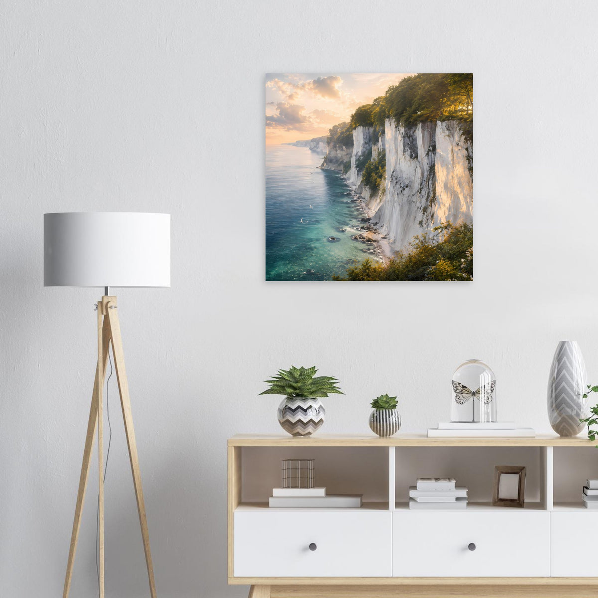 Quadratischer Kunstdruck mit steilen Küstenfelsen, türkisem Wasser und Abendhimmel