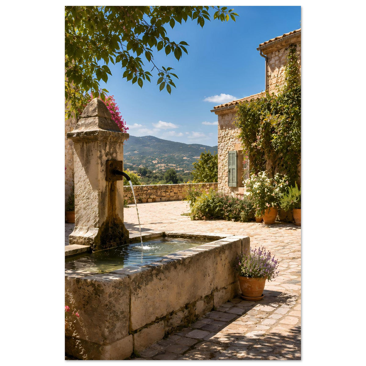 Brunnen-Poster: Steinsäule mit Wasserstrahl, Pflanzkübel und mediterrane Fassaden