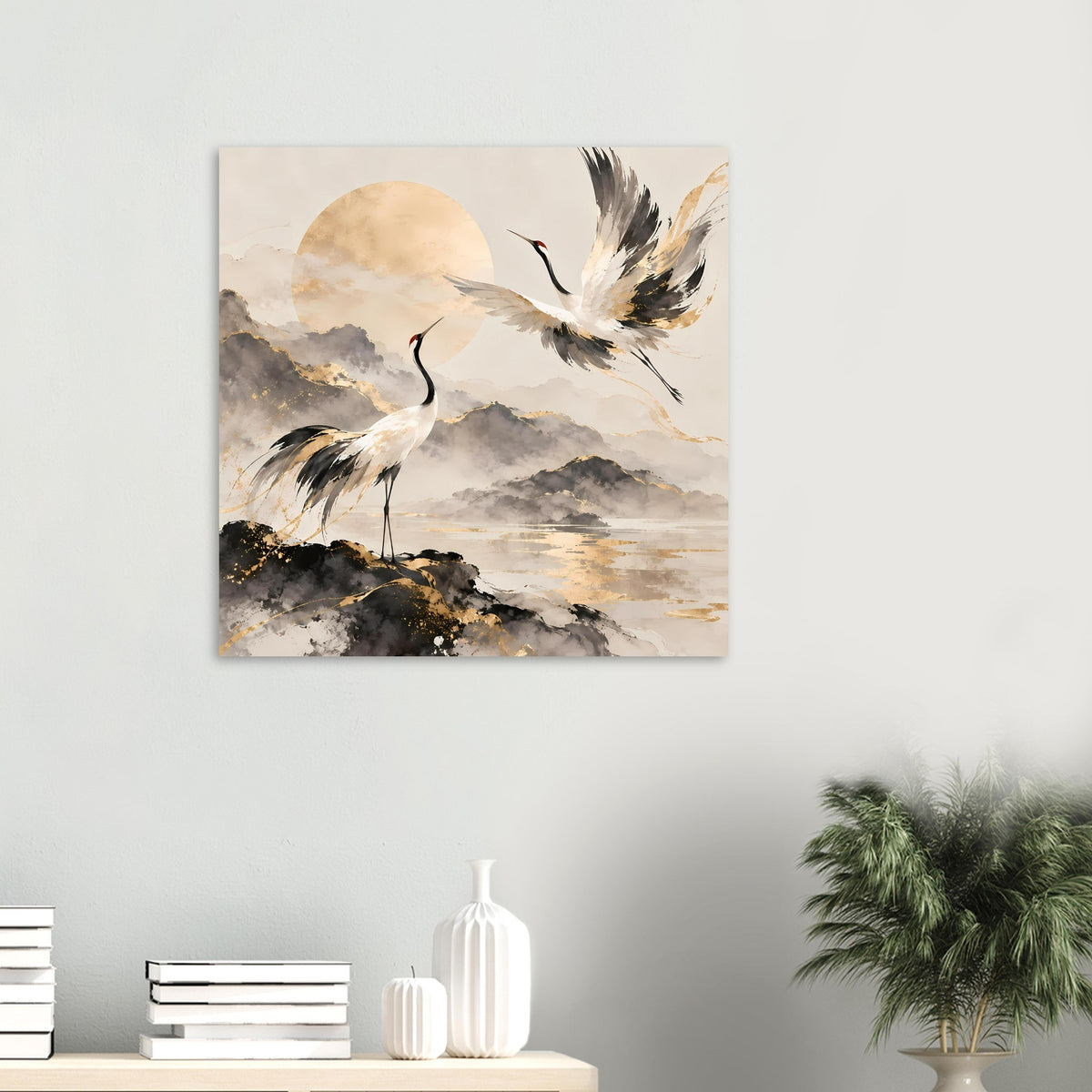 Poster mit zwei Kranichen im Aquarellstil, Schwarz-Weiß, Goldakzente und Wolkenhorizont