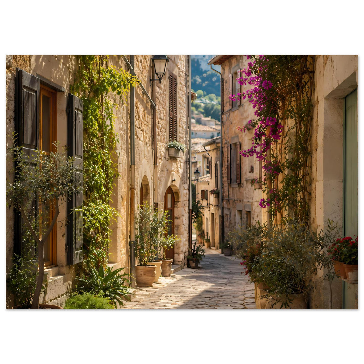 Kunstposter im Querformat: sonnige Gasse, Steinhäuser, Blumenkübel und lila Blüten