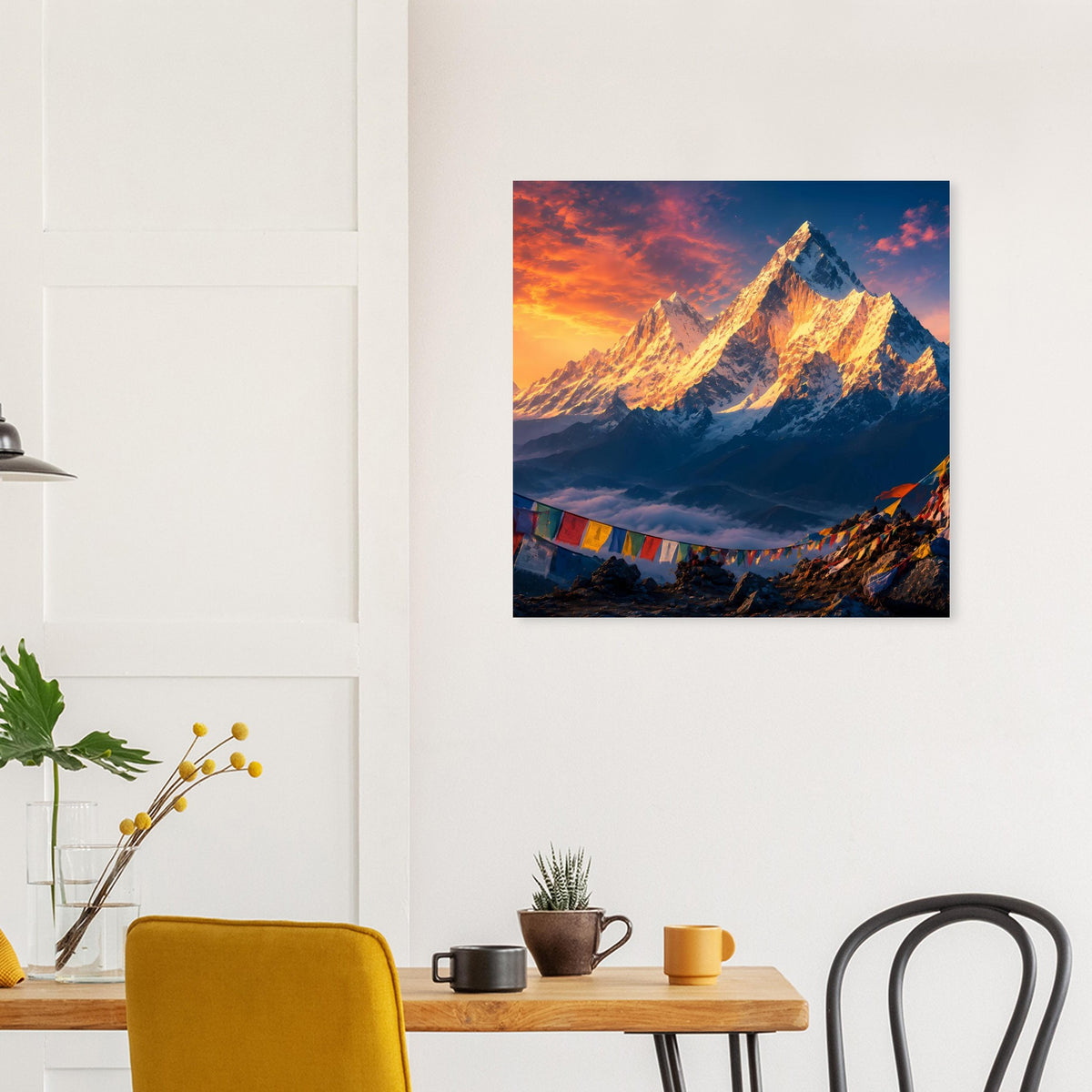 Quadratisches Poster mit Bergpanorama im Sonnenaufgang, goldblauem Himmel und bunten Wimpeln