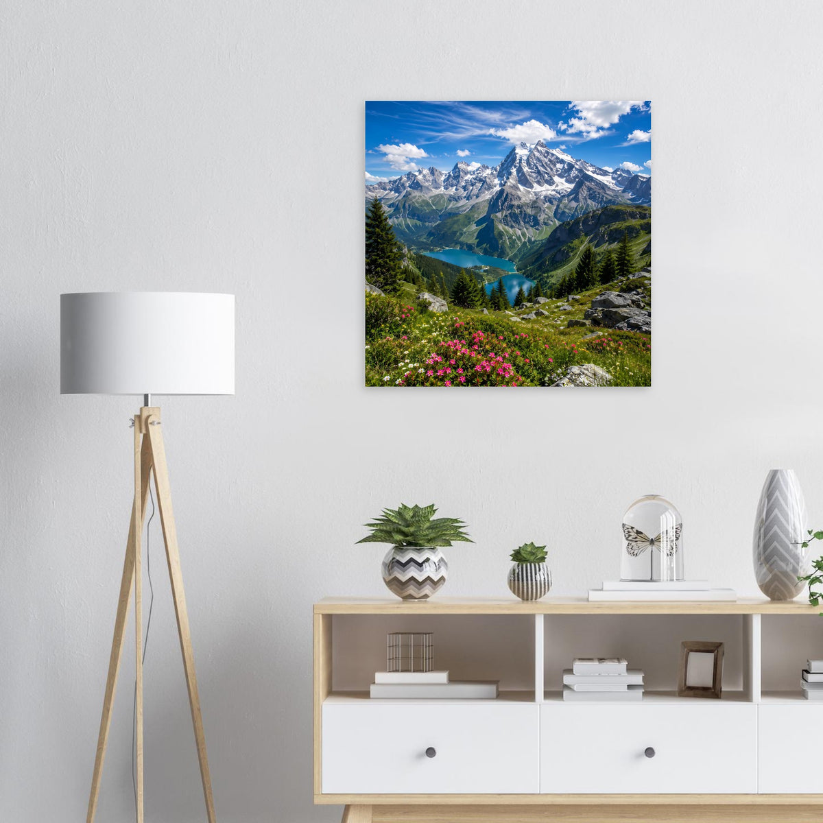 Alpenlandschafts-Poster mit verschneiten Bergen, blauem See und Blumen im Vordergrund