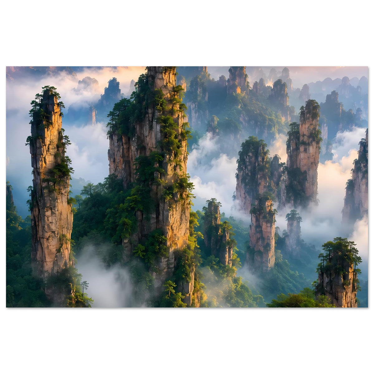 Poster mit nebligem Tal, hohen Felsklippen und Sonnenstrahlen auf die Baumkronen