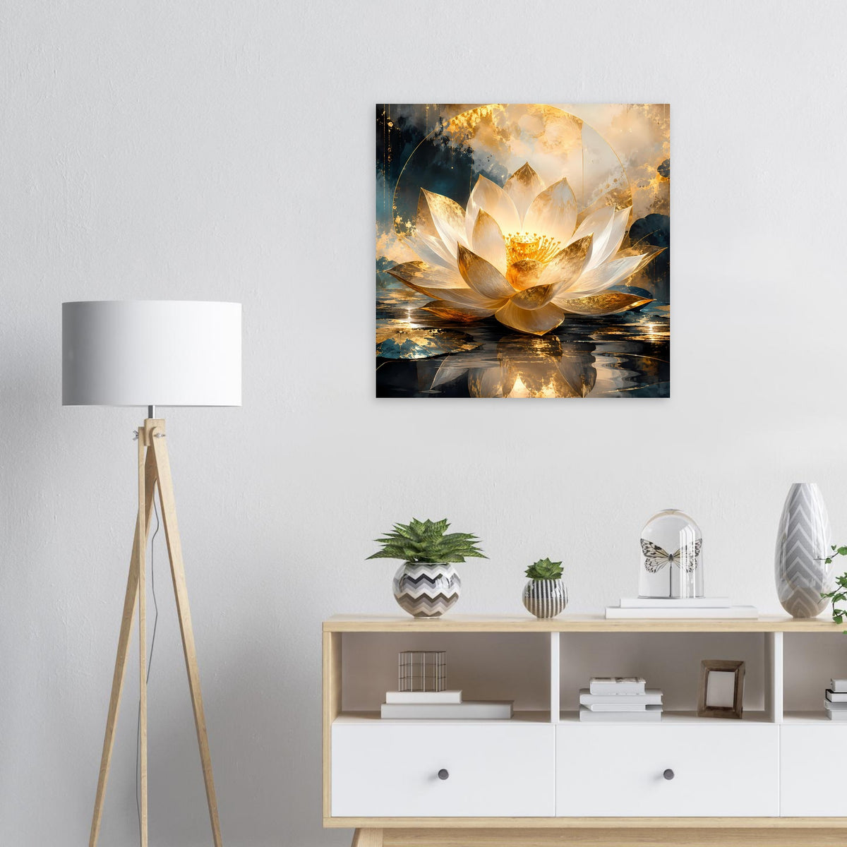 Quadratisches Kunstposter mit weißer Lotusblüte und goldenen Reflexen auf spiegelndem Wasser