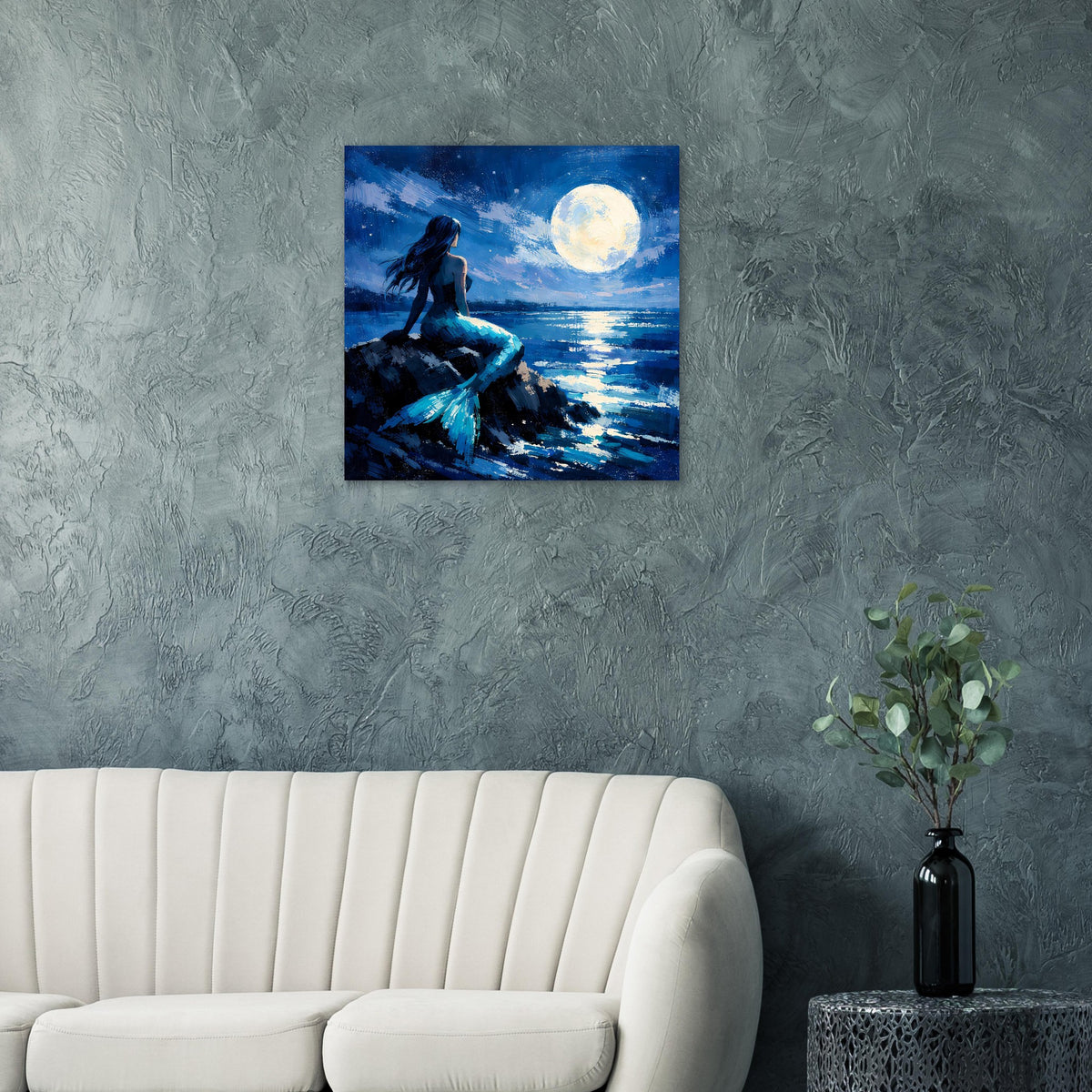 Quadratisches Poster mit Meerjungfrau auf Felsen, Mond über dem blauen Meer