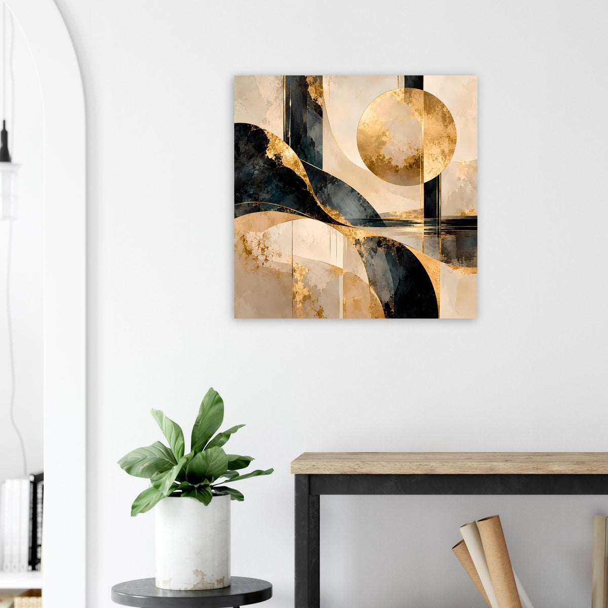 Abstraktes Kunstposter mit goldenem Kreis, schwarzen und beigen Farbflächen, quadratisch