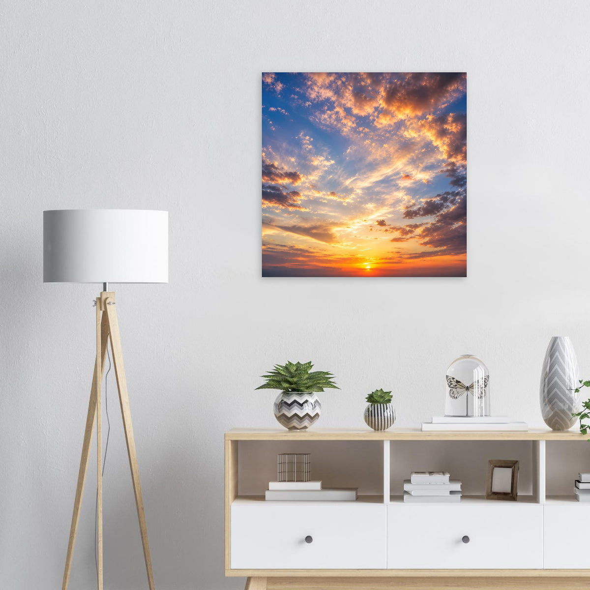 Poster mit Sonnenuntergangshimmel, orangefarbener Horizont und Wolken