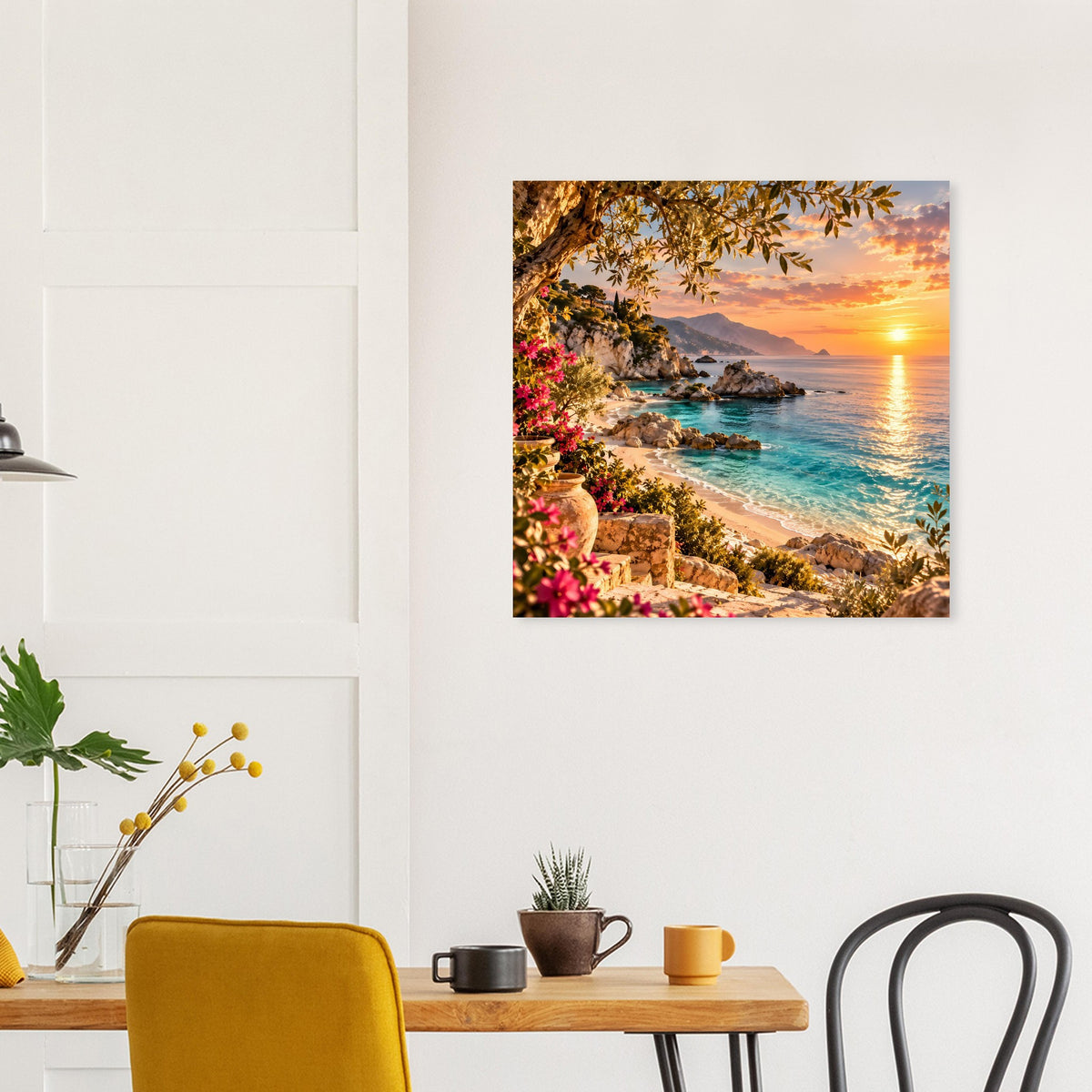 Strandposter mit Sonnenuntergang, Küstenlinie mit blühenden Sträuchern und Palmen
