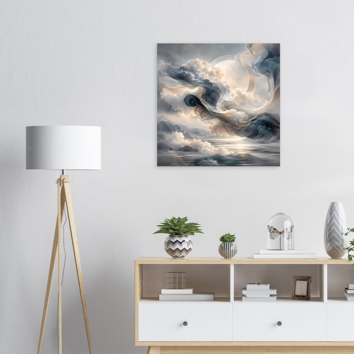 Abstraktes Wolkenbild im quadratischen Rahmen: helle Wolken, Blautöne und Lichtstrahlen