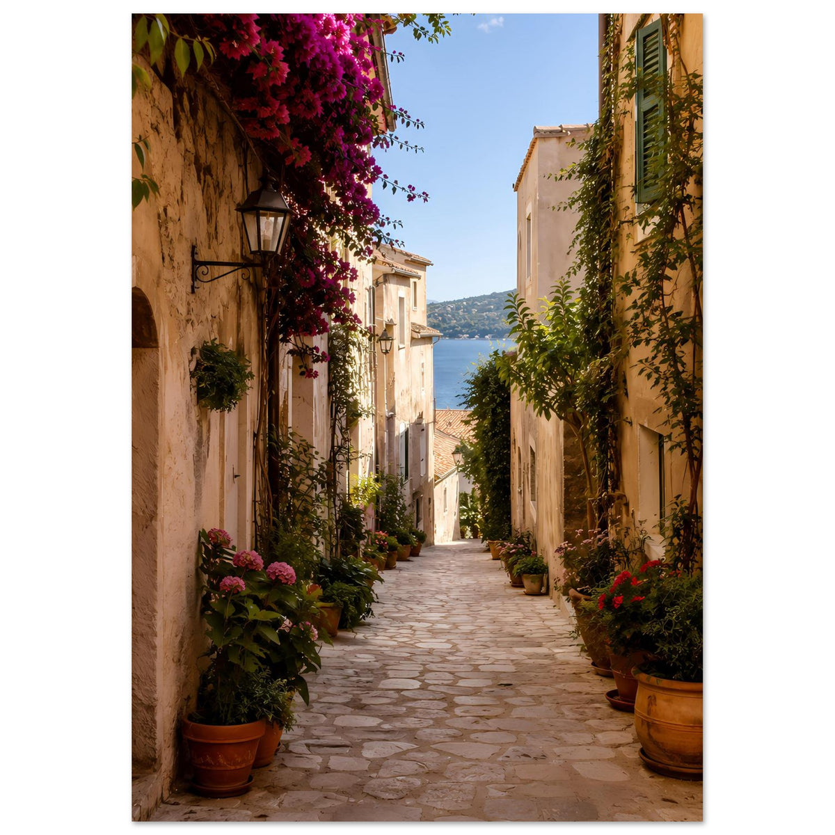 Mediterranes Gassen-Poster, gerahmt: Gassenblick mit Töpfen, grünen Ranken und Blüten