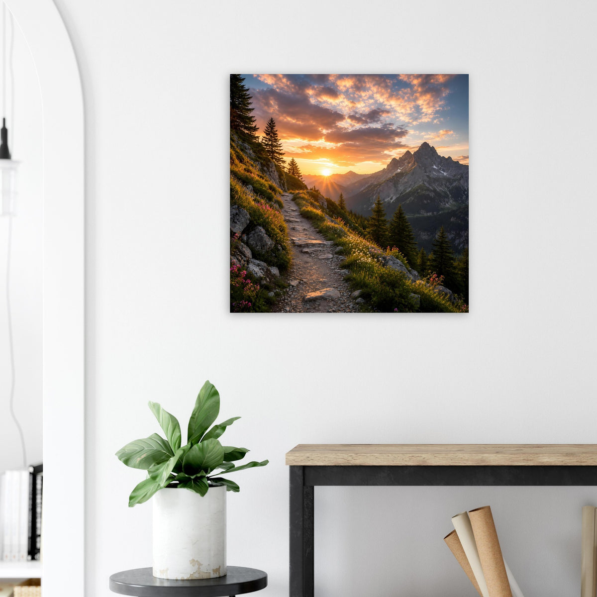 Quadratisches Poster mit Waldweg am Hang, Sonnenuntergang und Felsgipfel