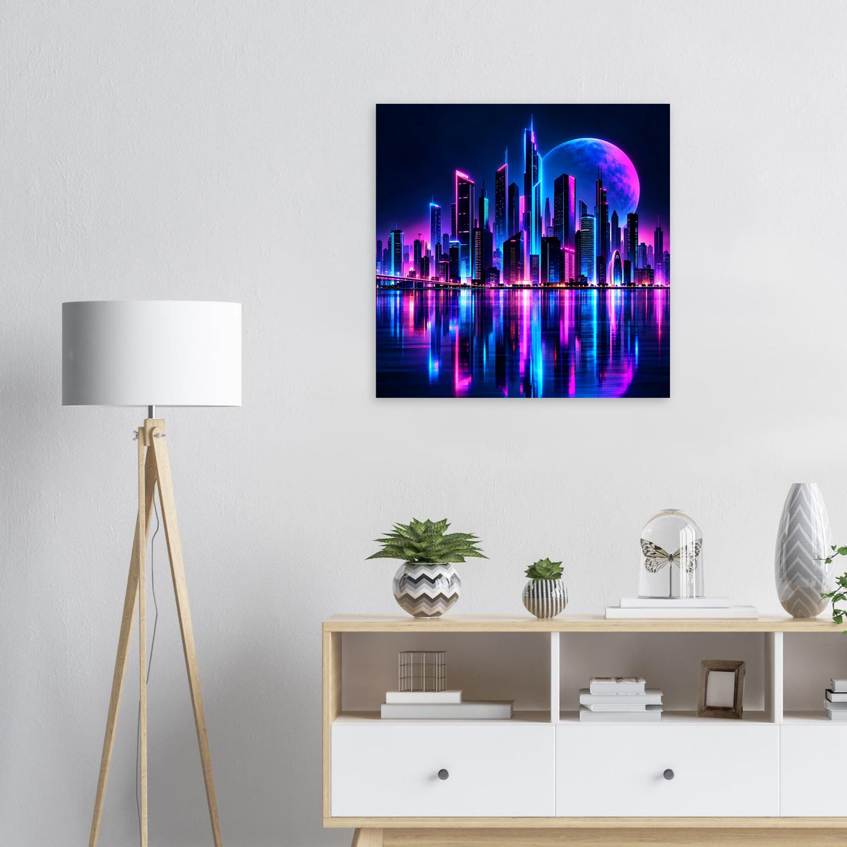 Neon-Stadtpanorama im Posterformat: leuchtende Hochhäuser in Blau und Pink, mit Mondreflexen