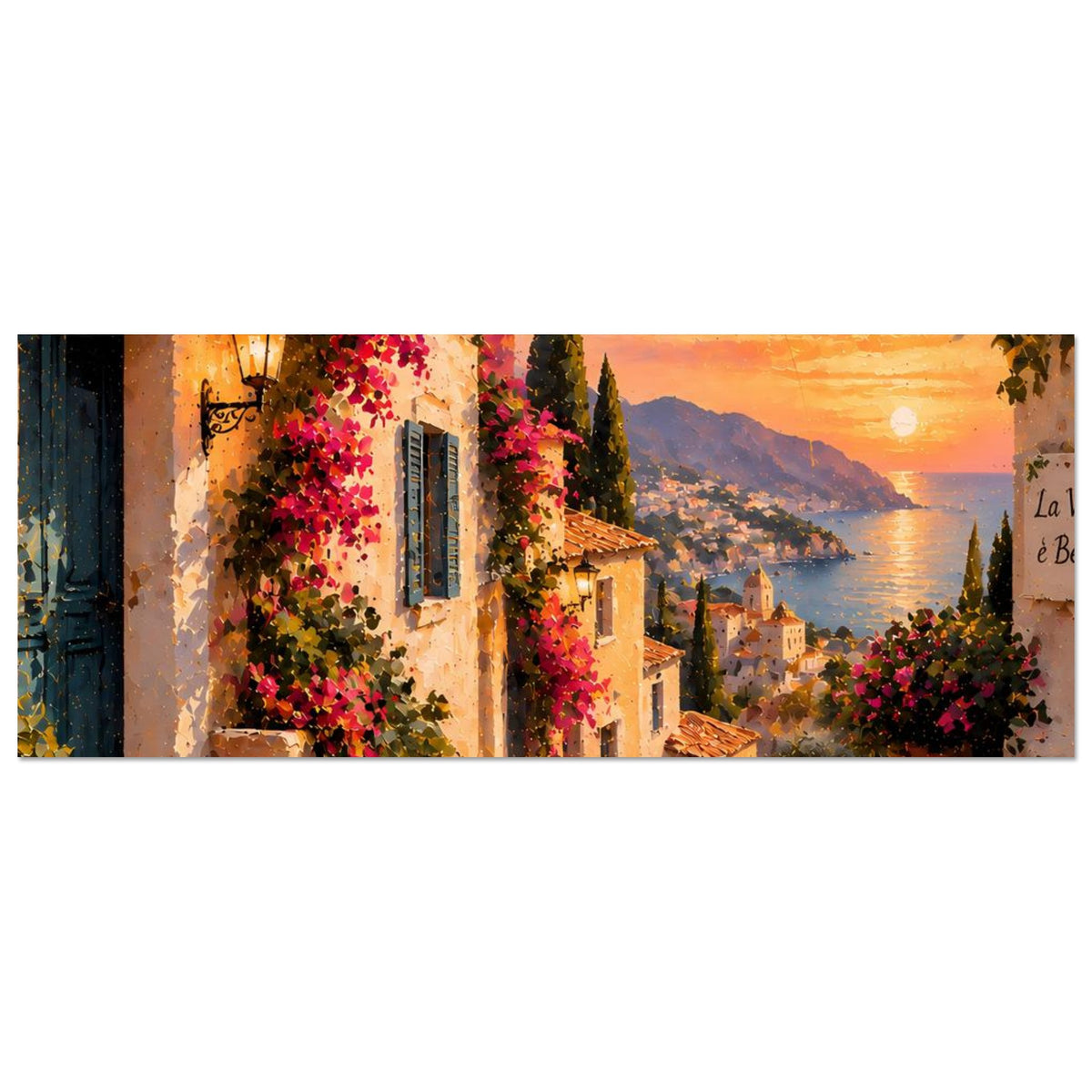 Poster im Querformat mit mediterraner Gasse, pinken Blüten, Laterne, Küste und Sonnenuntergang