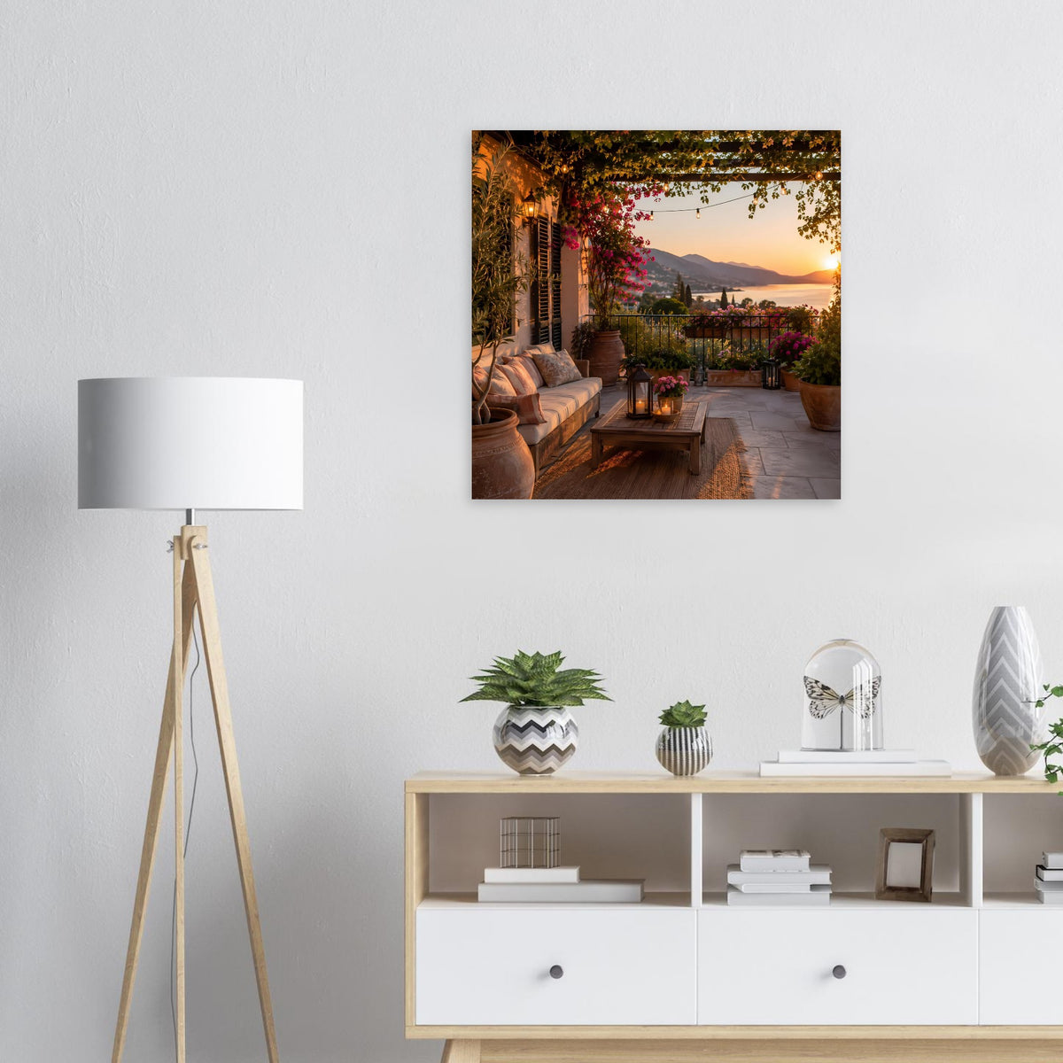 Quadratisches Poster mit mediterranem Balkonblick bei Abendsonne, Lichterkette und Blumen.
