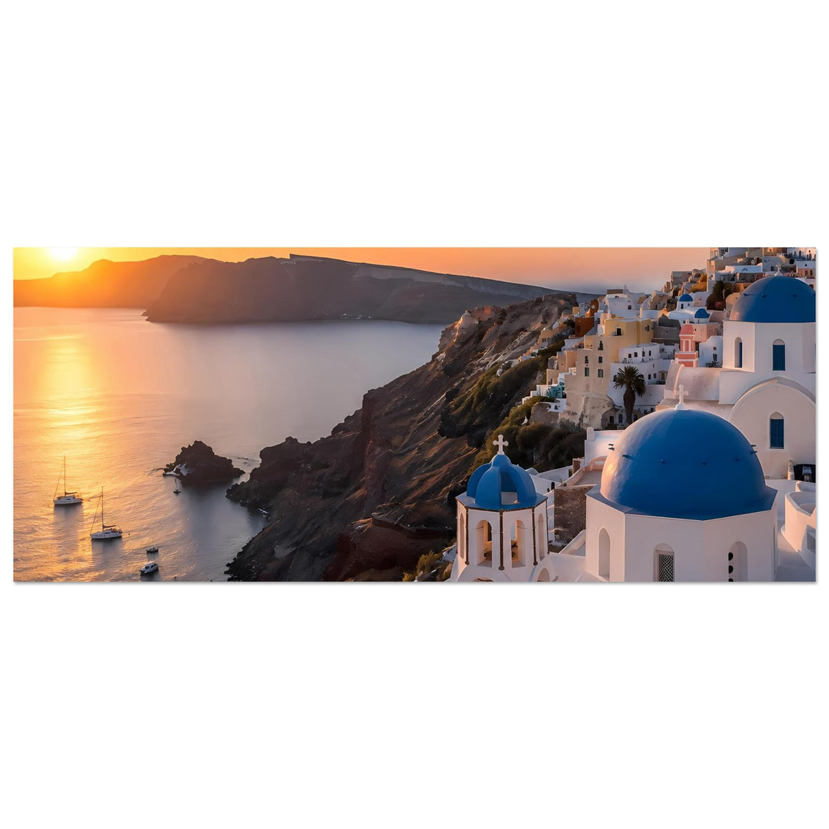 Querformatiges Poster: Küstenlinie mit weißen Häusern und blauen Kuppeln von Santorini im Abendlicht