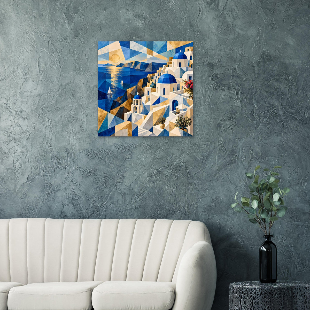 Geometrisches Poster mit blauem Meer, goldenen Dreiecken und weißen Kuppelbauten