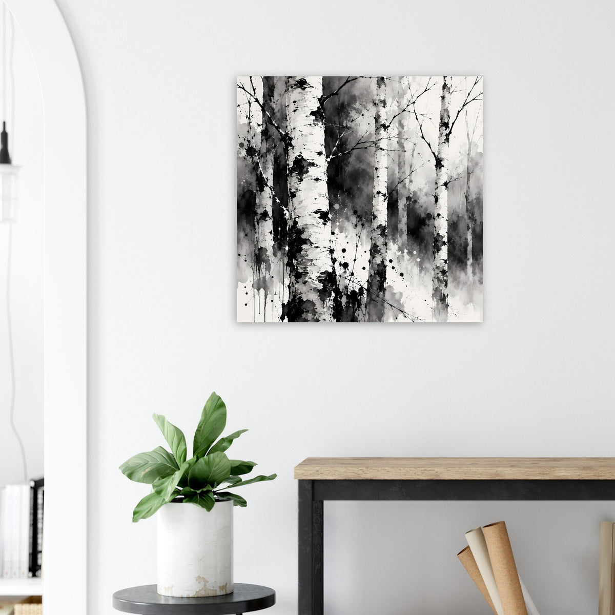 Monochromes Birkenwald-Kunstposter mit schwarzem und weißem Baum- und Spritzdekor