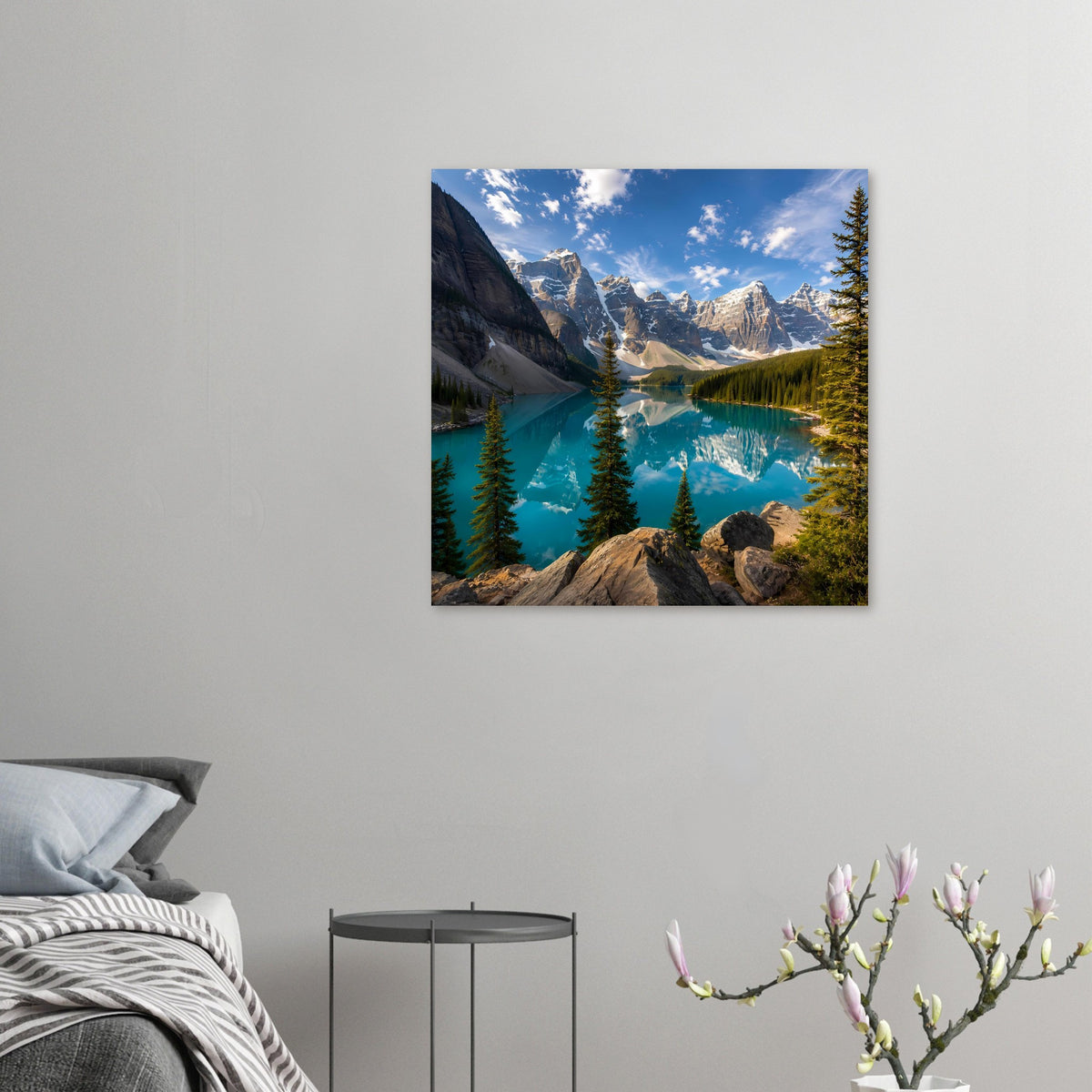 Kleines quadratisches Poster mit türkisem Bergsee, Fichten und schneebedeckten Bergen