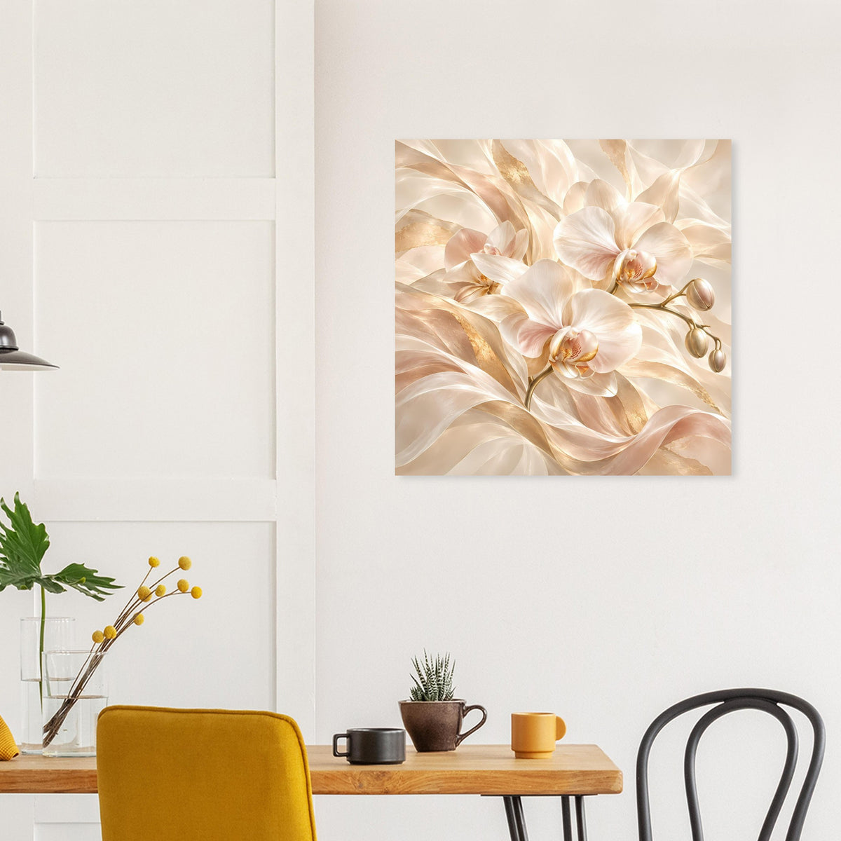 Orchideen-Poster mit weißen Blüten in sanften Gold- und Creme-Tönen, im Wohnraum gerahmt