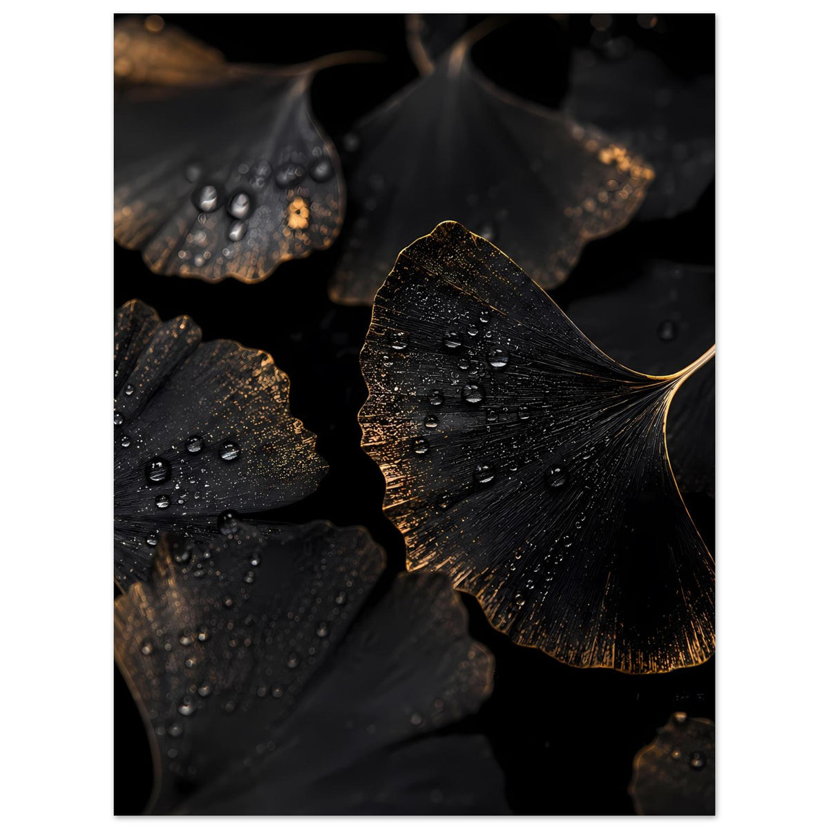 Poster mit Ginkgo-Blättern, dunkle Farbtöne, goldene Akzentkante und Tropfenmuster