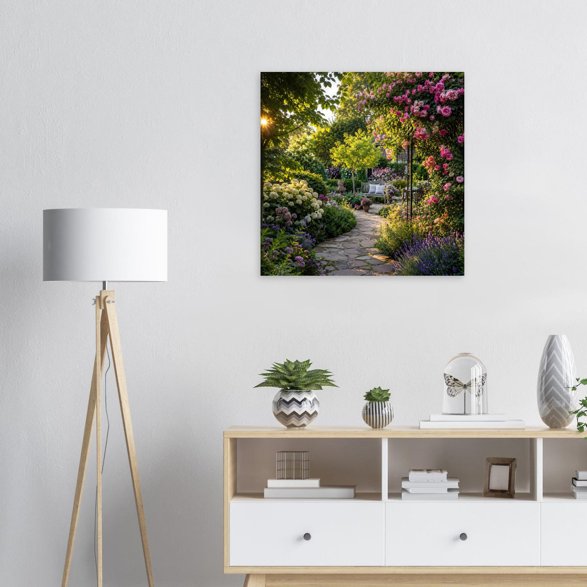 Poster mit Gartenweg, gelbem Blütenbaum und pinken Rosen an beiden Seiten, schwarzer Rahmen