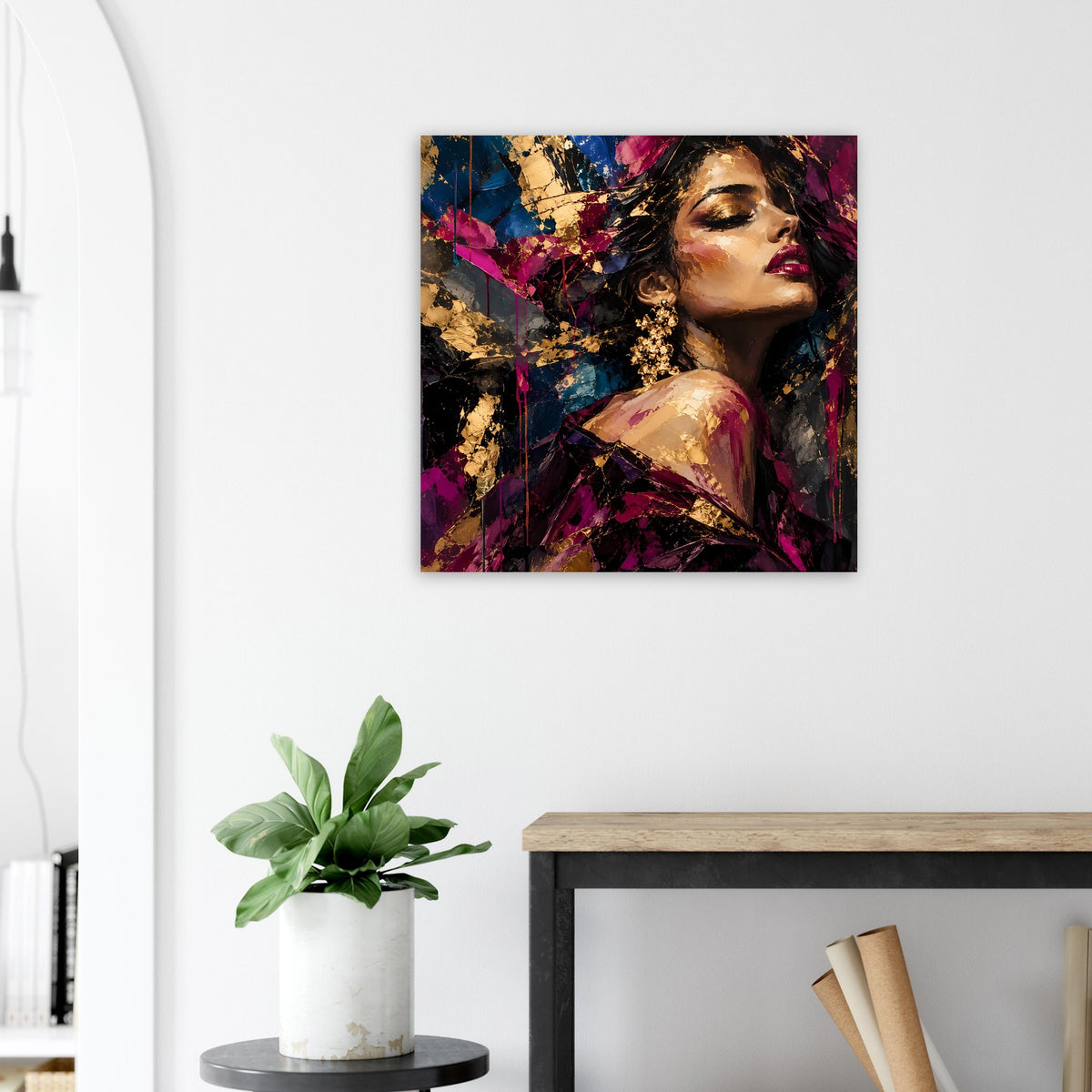 Poster mit Frauenporträt, Gesicht im Fokus, Violett- und Goldakzente