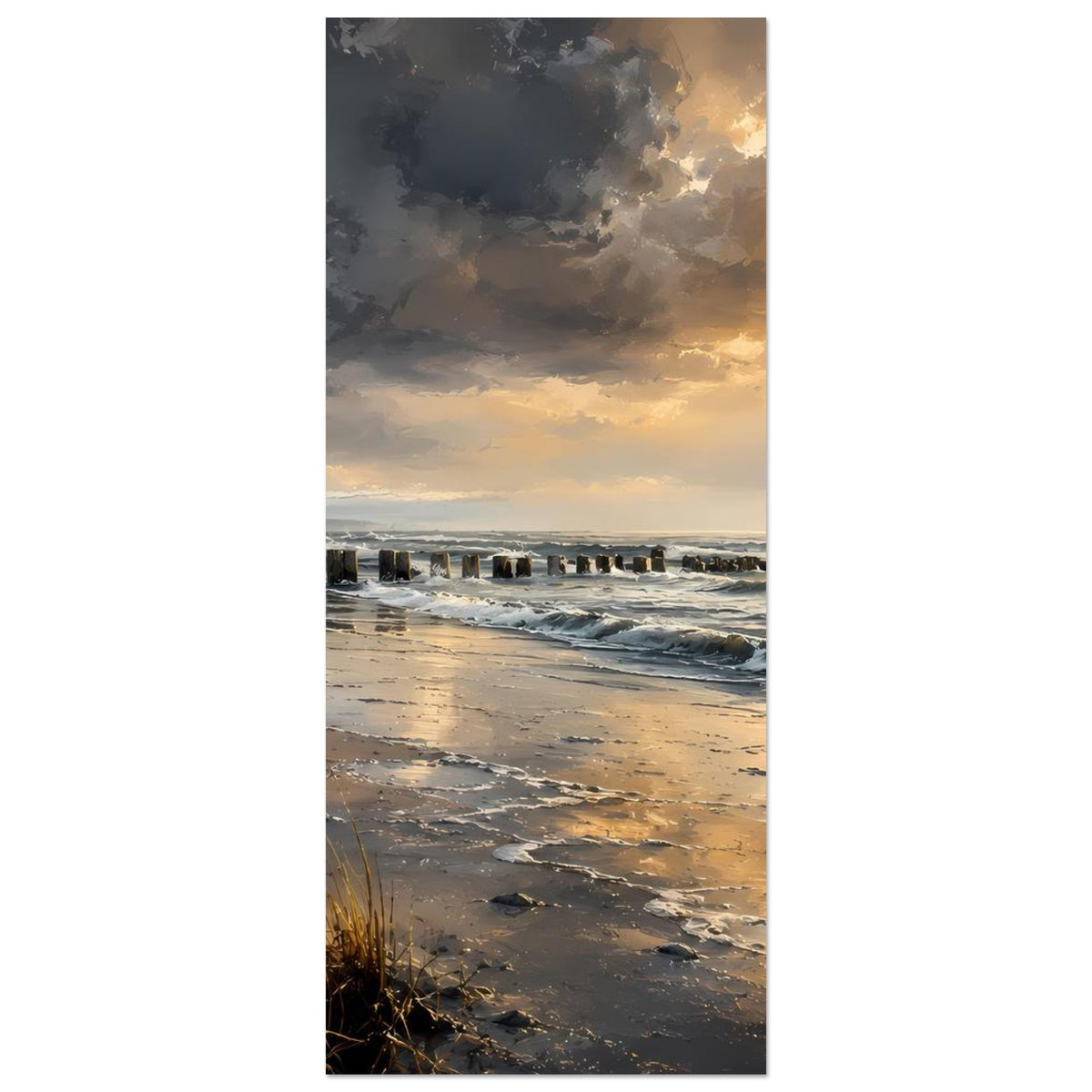 Vertikales Poster Strand bei Sonnenuntergang mit nassem Sand, Wellen und Pfählen am Ufer