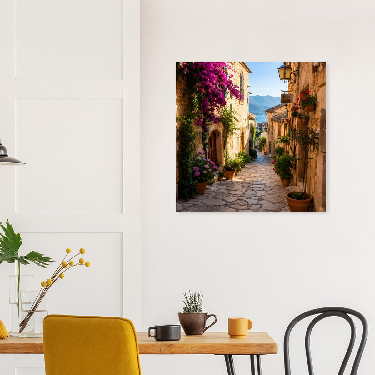 Poster mit mediterraner Gasse, violetten Blütenranken und Steinpflaster