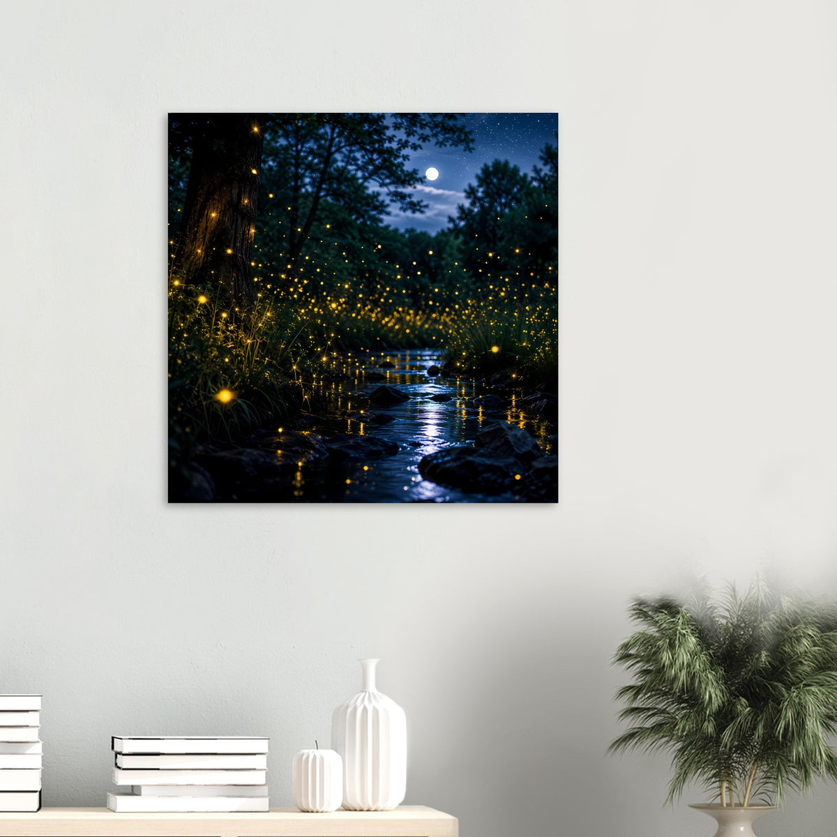 Leuchtposter an der Wand über Sideboard: nächtlicher Fluss mit gelben Glühwürmchen-Lichtern