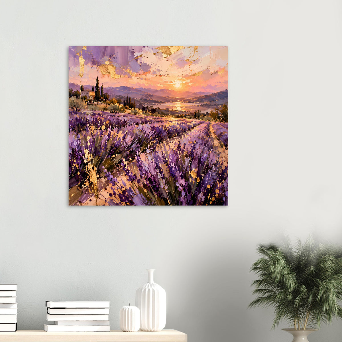 Quadratisches Lavendelposter: lila Blumenfeld, goldener Sonnenuntergang und Berge