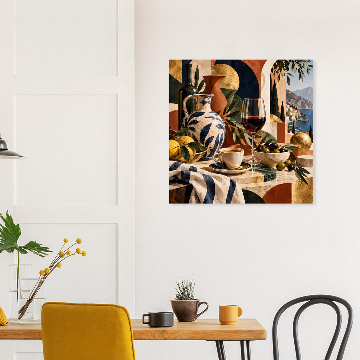 Quadratisches Wandposter mit Stillleben: Keramik, Oliven, Weinglas und mediterranes Hafenpanorama.