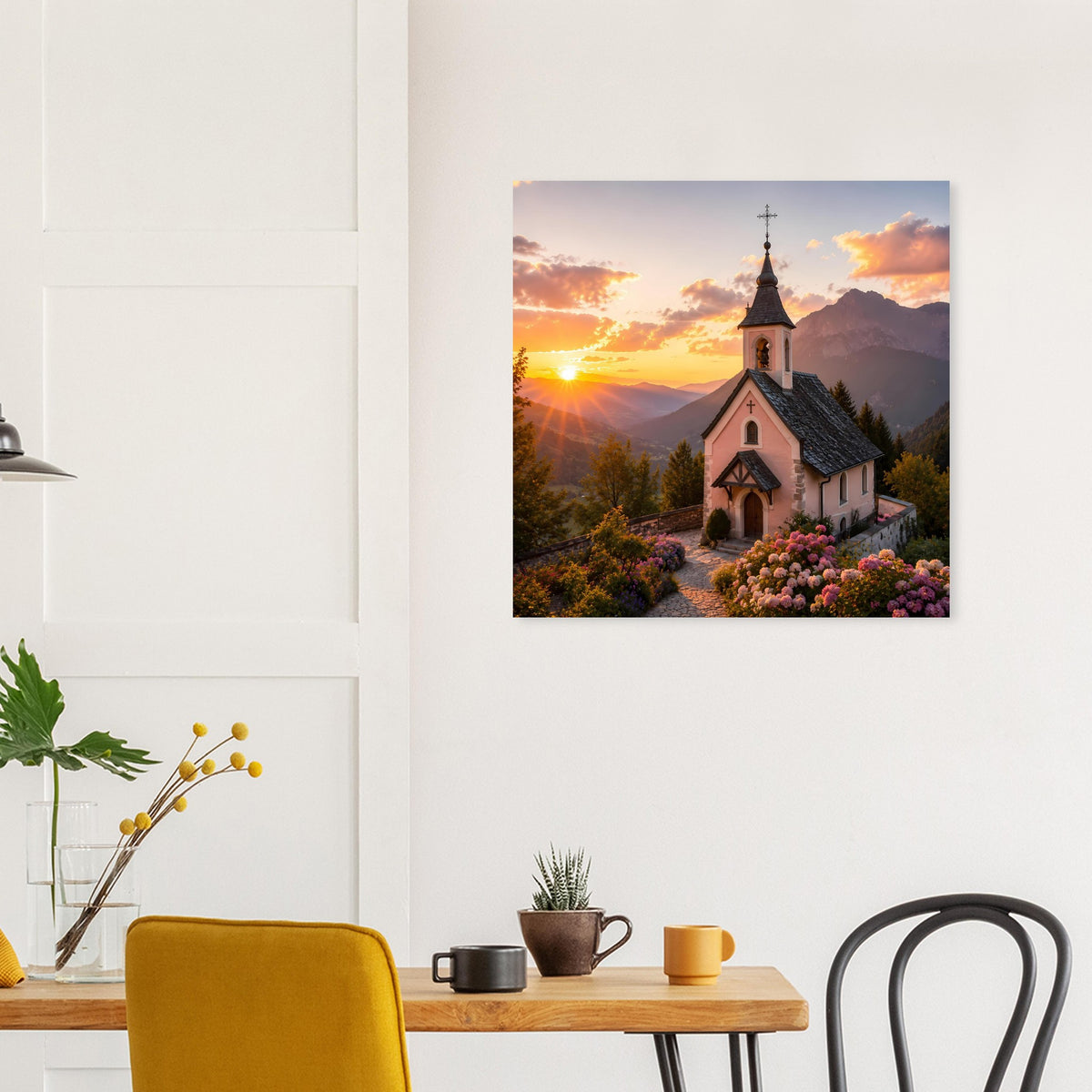 Quadratisches Poster mit Bergkapelle und Sonnenuntergang, warme Farben im Tal