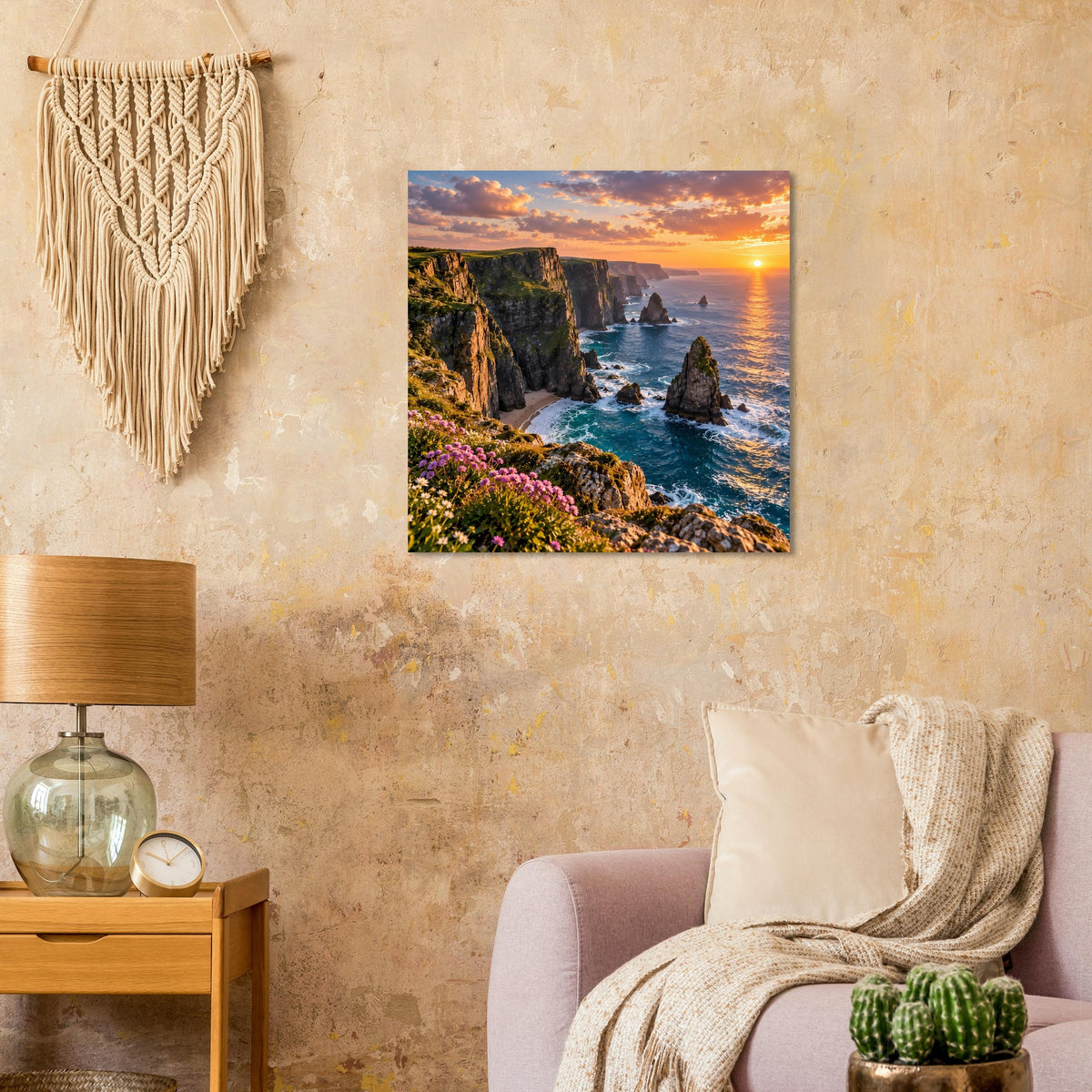 Quadratisches Poster mit Küstenfelsen, Sonnenuntergang und bunten Blumen an der Küste