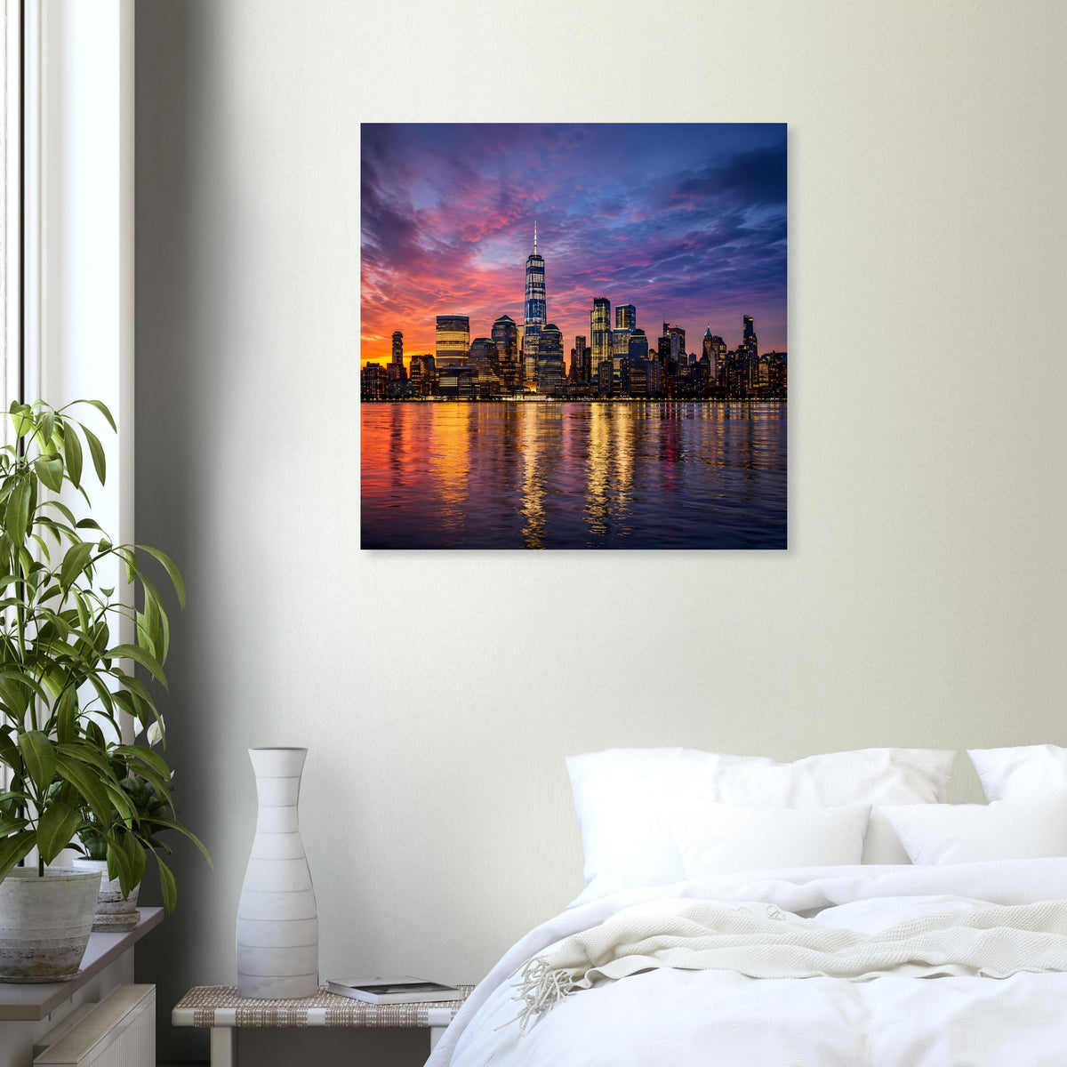 Quadratisches, gerahmtes Poster: New-York-Skyline bei Dämmerung mit Spiegelung im Wasser