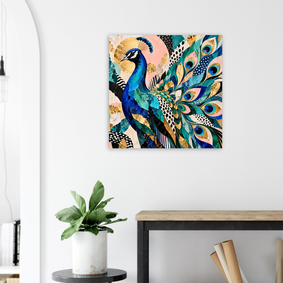 Quadratisches Kunstposter mit Pfau in Blau, Türkis und Gold auf hellem Hintergrund